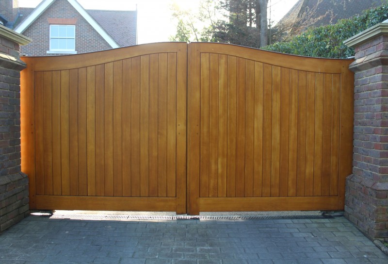 Electric gate installation 