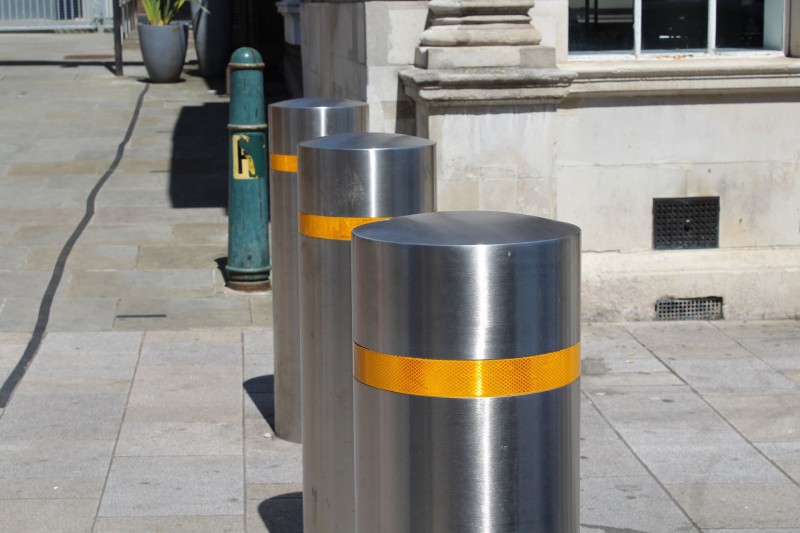 Bollards and barriers installation 