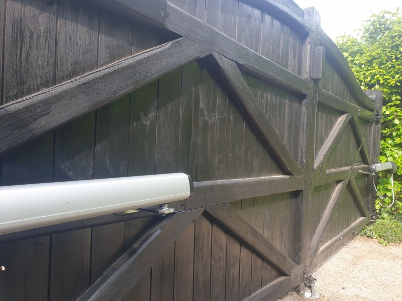 Electric gate installation 